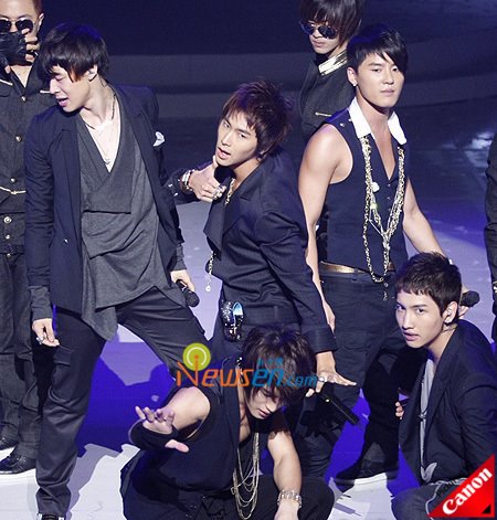 صور روعة لفرقة tvxq Dbsk7