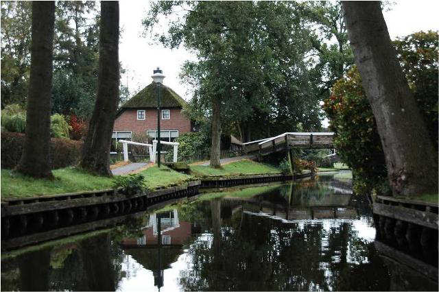 நெதர்லாந்து அருமையான படங்கள். Town%2Bwith%2BNo%2Bfrom%2BGiethoorn%2BNetherlands%2B(6)