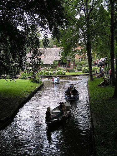 நெதர்லாந்து அருமையான படங்கள். Town%2Bwith%2BNo%2Bfrom%2BGiethoorn%2BNetherlands%2B(4)