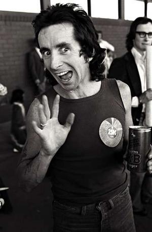 Si Tuvieras el Poder a Que Artista Resucitarias - Página 3 Bon_scott_narrowweb__300x457%252C0