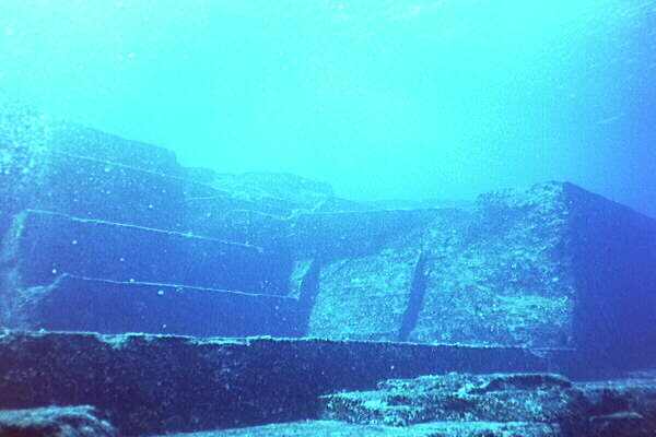 Y el velo sigue levantandose…Dos pirámides, una de ellas de 300 metros de base y de 200 metros de altura, y posiblemente de CRISTAL,  Yonaguni2%2520bajo%2520agua