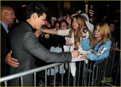 taylor lautner en la premiere de valentine's day !! Vday7