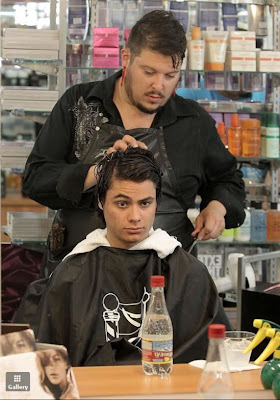 Kiowa Gordon a cortarse el cabello __ Kiowahair2