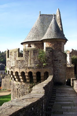 un château - ajonc- 31 décembre Ch%C3%A2teau_de_Foug%C3%A8res