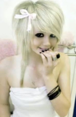    Blonde-emo-girl