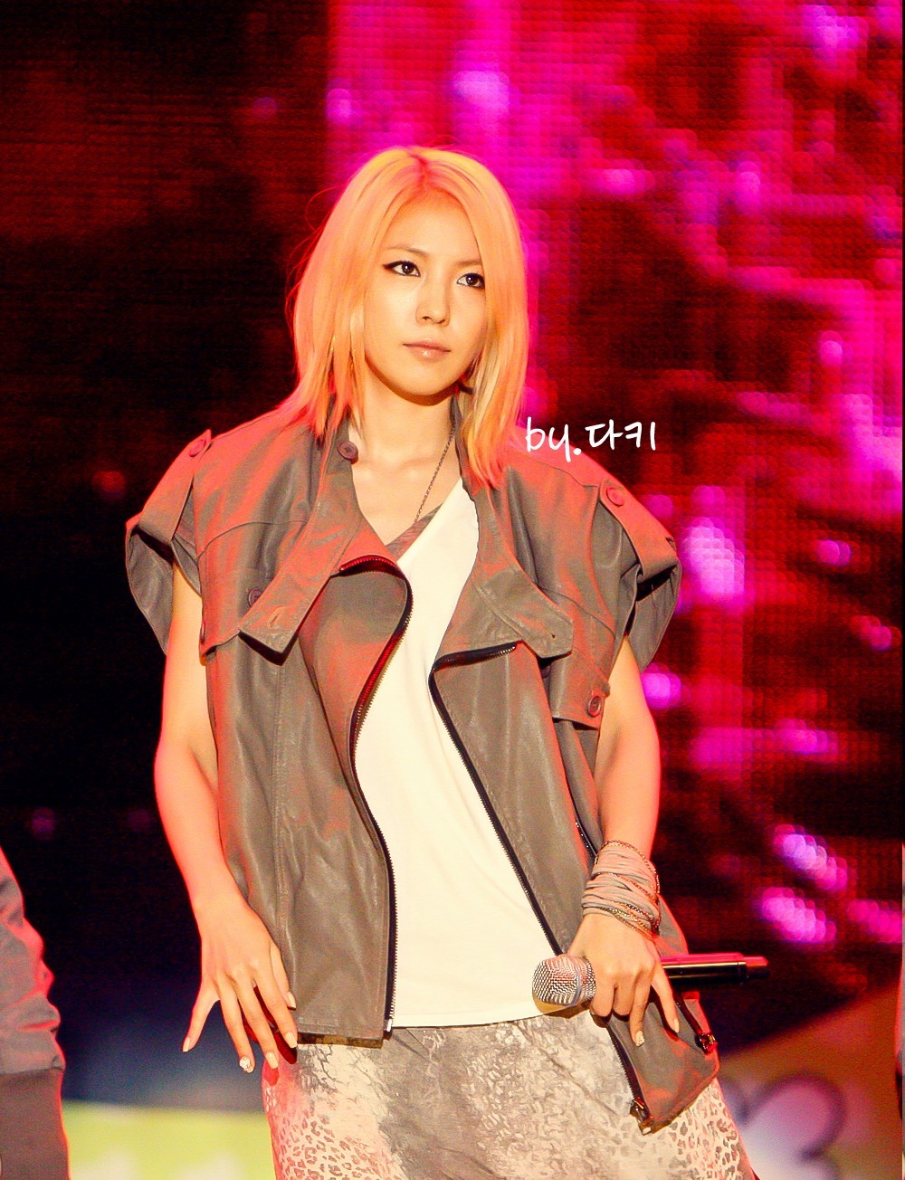 [Pics] BoA en Y Star Live Power Music  B60fd9f98b467611252df2d1