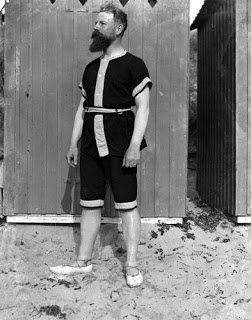 Steampunk y retro a la playa. Barcelona junio-julio 1902-A-man-in-bathing-cos-002