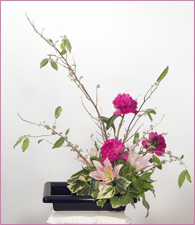 El Ikebana, el arte del arreglo floral Ikebana-peony-lily-a-006070