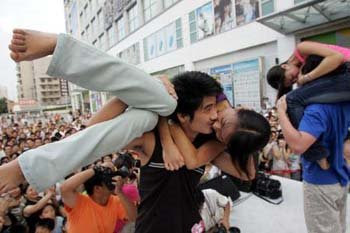 Weird Kissing Contest in China Att593722