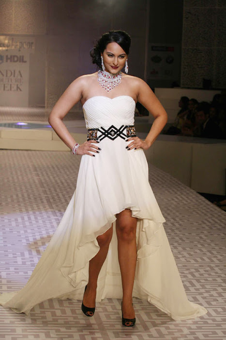 Sonakshi Sinha on Ramp Walk @ Rat HDIL Pics - N/W  Sonakshi-Sinha-On-Ramp-At-HDIL-10