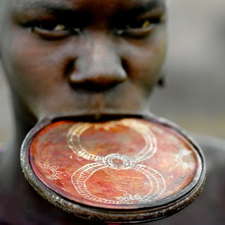 9 Budaya Aneh Yang Jarang kamu Temui Lip-plates