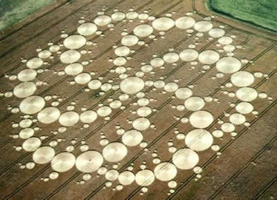 Crop circle à Baltic Farm, Bishop Cannings, Wiltshire. Signalé le 26 septembre Cropcirclespirals