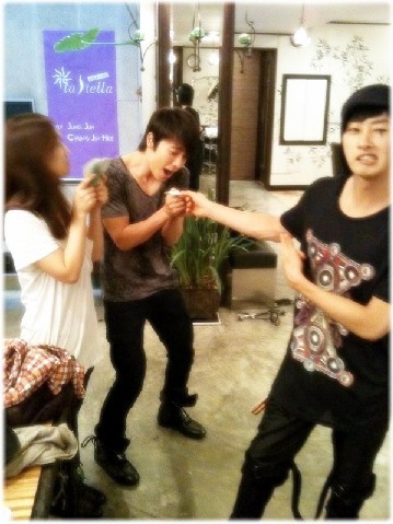 [Pic][28-6-2010]Donghae đang cầu xin Eunhyuk để đưa cho anh í số tiền nào đó? 45167907201006270200021