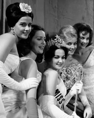 Những nhan sắc đáng nhớ ở MU (1952 -nay) Điểm danh người quen thành công ở Miss International.  (4) - Page 31 1960court%5B1%5D