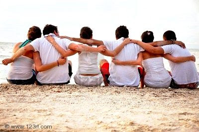 Abrazos 5645955-group-of-friends-hugging-at-the-beach