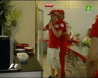 Williams confirma "negociaciones serias" con Kimi Raikkonen MAL09_04_05_kimi_icecream