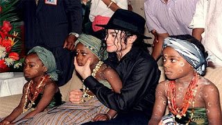 Michael em sua visita a Africa em 1992 Michael-Jackson-On-A-Visit-To-Ivory-Coast-1992