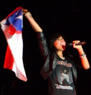 @ddlovato. Demi-bandera-chile-2