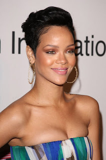 ازياء من هوليود 2020 ، ازياء المشاهير ، ازياء روعه ، فساتين جديده 2010  Rihanna_Grammy_Salute_To_Industry_Icons_4