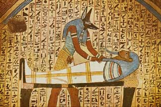 صور لعملية التحنيط Anubis_mummification