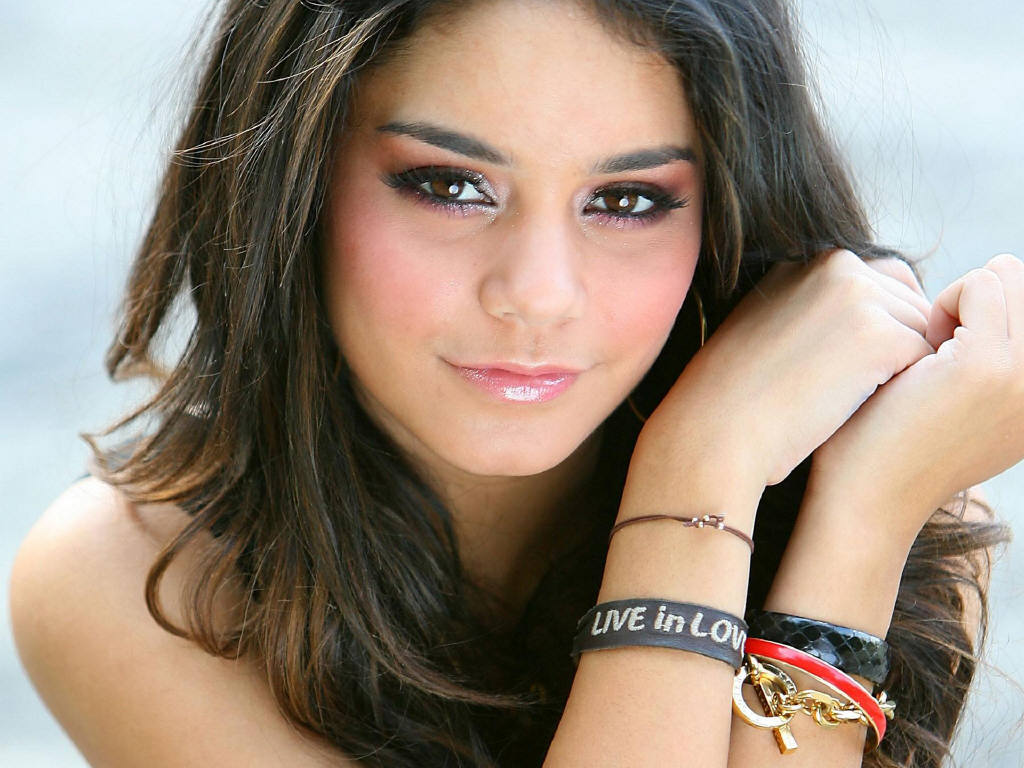 [PHOTOSHOP cs4]Cours Jap-Japan par MàMà Vanessa-Hudgens-Wallpaper-5