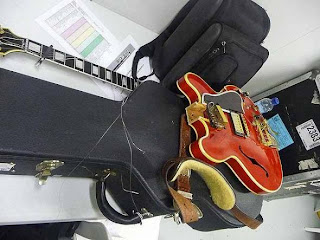 Las guitarras que sufrieron el mal humor de los Gallagher en su separación  234334833