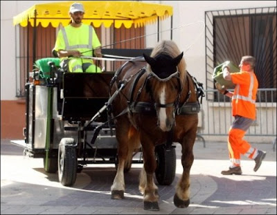 Le jeux du plus fort ........ - Page 3 Peyrestortes-eboueurs-cheval-raymond-roig-AFP-2