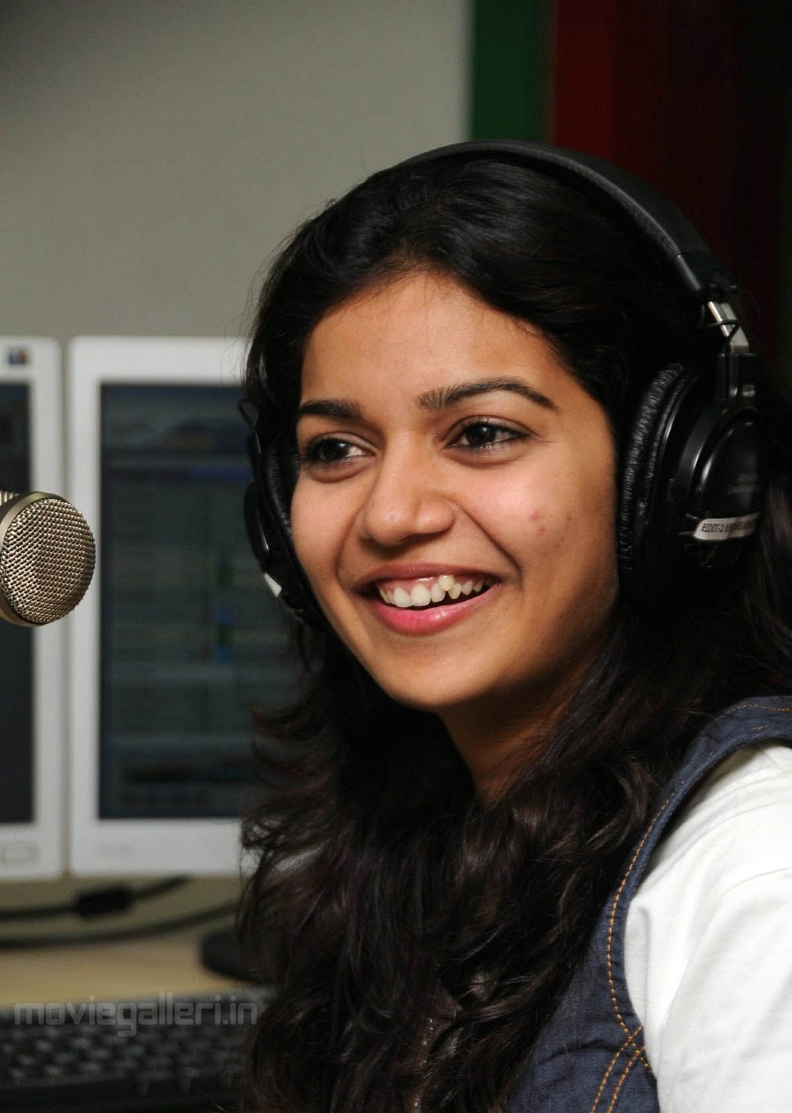 நடிகை சுவேதி புகைப்படம் - Page 6 Colors_swathi_latest_photos_radio_mirchi_05