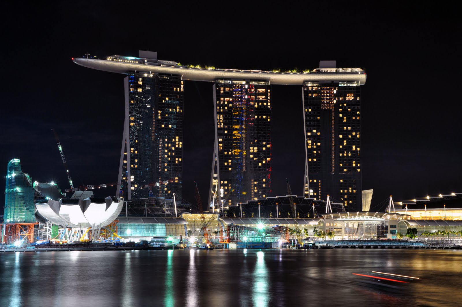 Me recomendais el hotel? Marina_bay_sands_night_skypark_2010