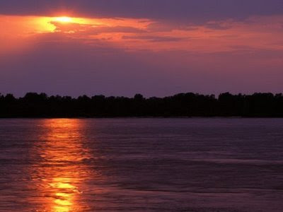 صور غروب روعه 1202035871_1201985140_sunset-over-the-mississippi