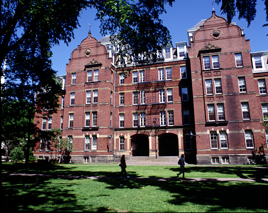 harvard luniv c fort Us-ma-cambridge-harvard-university-red-brick-building-sunshine-grass-lawn-students-1-ajhd