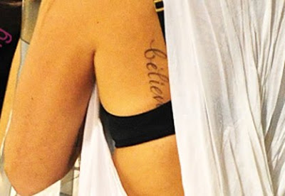 Tatuaże... Ashley-tisdale-back-tattoo