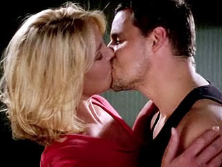 1x03 Gravity - Página 11 The-alex-izzie-kiss