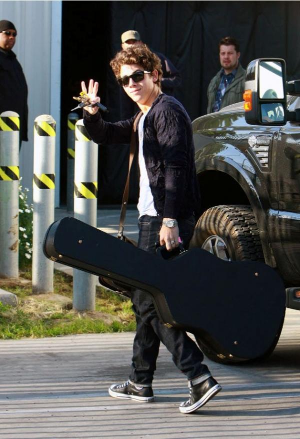 Nick Jonas:Candids y noticias >2 [CLOSED] - Página 4 Nick-jonas-guitar-hero-1