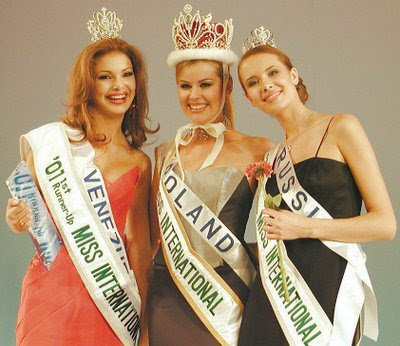 Miss International 2001: Małgorzata Rożniecka of Poland 2001missinternationalcourt