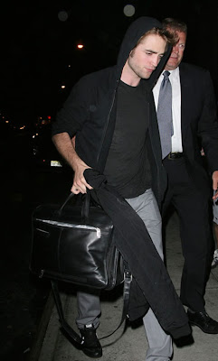 Robert Pattinson con escolta policila en el aeropuerto. Robert_pattinson_jfk_619_2