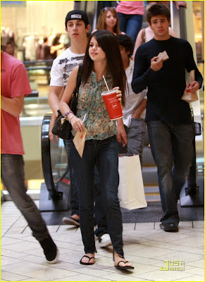 Salida con mis Brothers ¬¬ (K~N~K) Selena-gomez-david-henrie-16