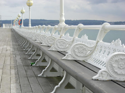 Кей и пейките на него Bench-Torquay-Pier-03