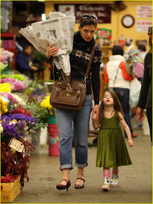  طفلهـِ تنآفس نج ـمآت هووليود}..ْ Katie-holmes-christmas-eve-flowers-suri-cruise-06