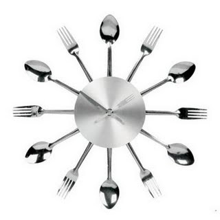 ساعات حااااااااائط غريبه  Kitchen-clock-spoons-and-forks-inspired