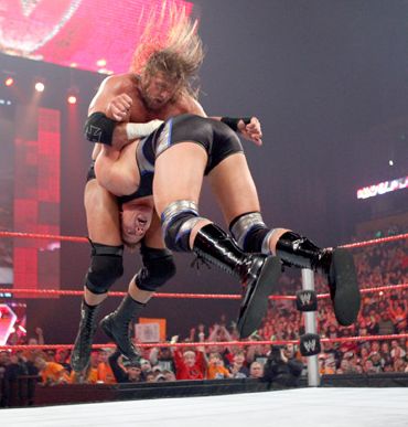 WWE Saturday Night´s Main Event. Resultados 14/Abril/2012 Horor-triple-h-1