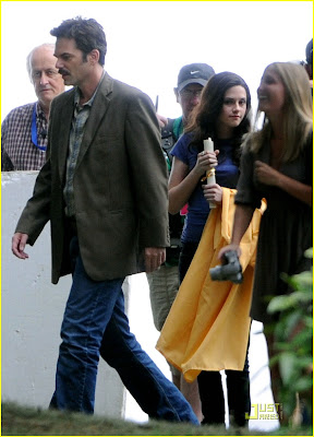 Imagenes del set de Eclipse ( Escena de la Graduación ) Kristen-stewart-forks-high-graduation-01%5B1%5D