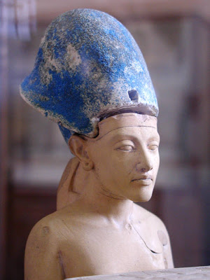 اخناتــــــــــــــــــون Akhenaten_with_blue_crown