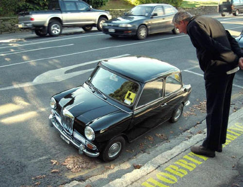 Meras Semelhanças??? Não.... - Página 2 Homem-grande-carro-pequeno