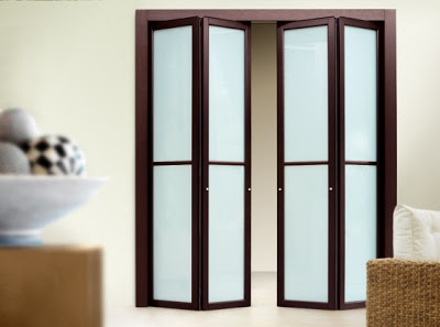 باب المنزل وكيفية اختيارتصميمه والوانه ليتناسب مع حجم وديكور المنزل Contemporary-slim-folding-doors-4-554x412