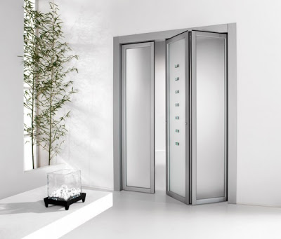 باب المنزل وكيفية اختيارتصميمه والوانه ليتناسب مع حجم وديكور المنزل Contemporary-slim-folding-doors-1-554x472