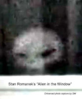 Stan Romaneck, messaggi dall'univerrso StanRomanek_alien-in-window-crpd-enh-SW