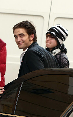 Imagenes/Videos en Promocion y Set de Bel Ami - Página 4 Robert-pattinson-040910-2