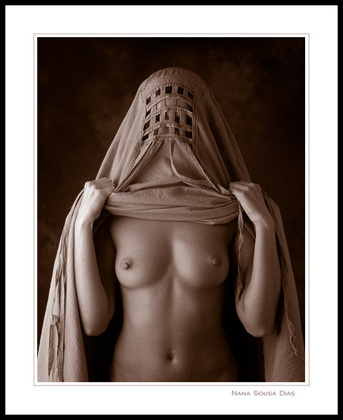 La burqa et le string. - Page 10 Burka_2