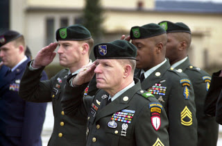 GREEN BERETS ( BOINAS VERDES- EEUU ) 800px-US_Army_Green_Berets_DF-SD-02-02957